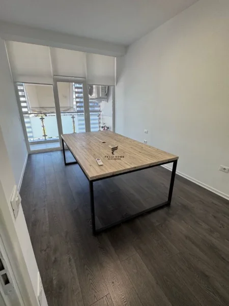 Tirane, jepet me qera zyre Kati 4, 140 m² 1.500 € (KOMUNA E PARISIT)