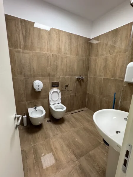 Tirane, jepet me qera zyre Kati 4, 140 m² 1.500 € (KOMUNA E PARISIT)