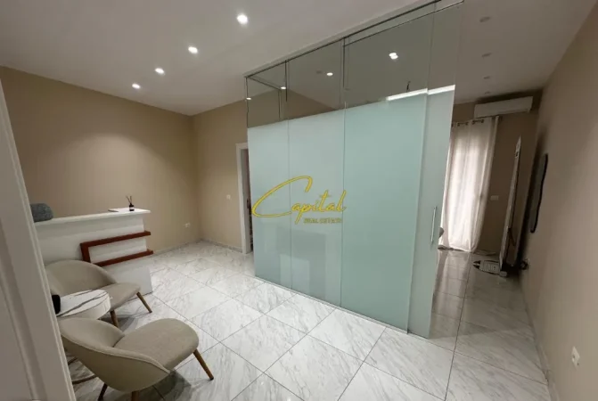 Tirane, jepet me qera ambjent biznesi Kati 6, 70 m² 650 € (KOMUNA E PARISIT)