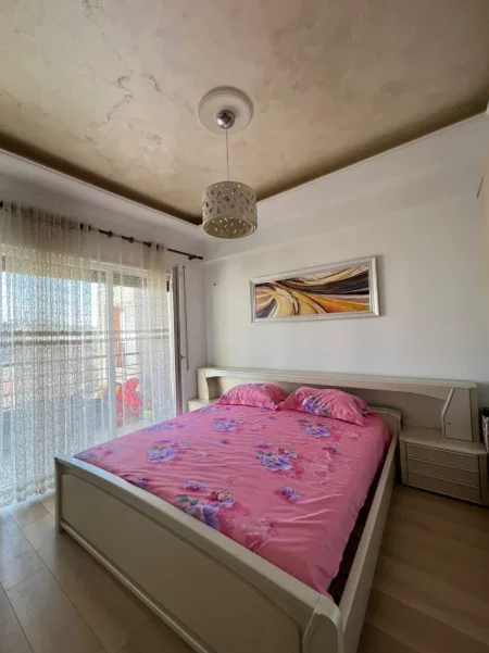 Tirane, jepet me qera apartament 1+1+Ballkon Kati 4, 65 m² 600 € (Kontakt)