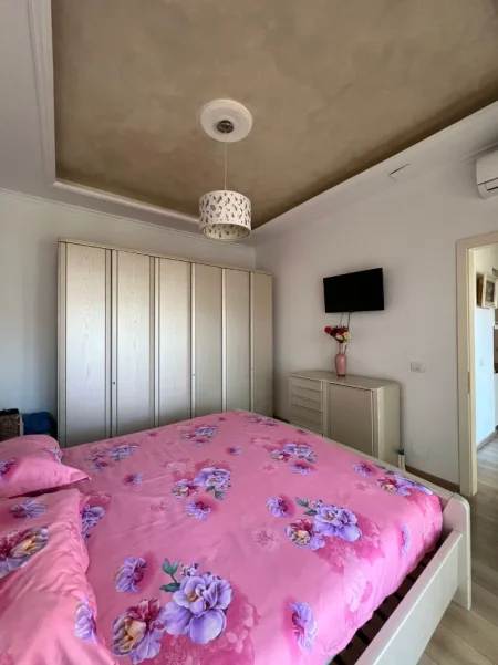 Tirane, jepet me qera apartament 1+1+Ballkon Kati 4, 65 m² 600 € (Kontakt)