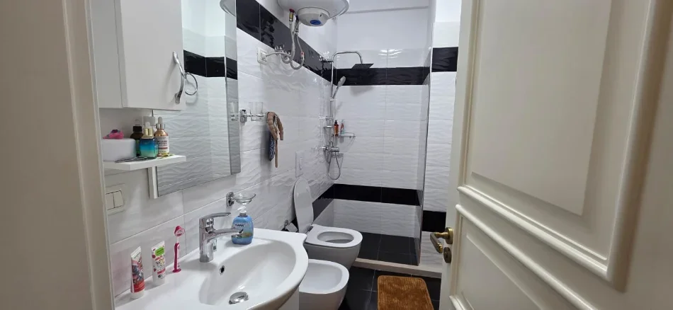 Tirane, shitet apartament 3+1 Kati 4, 260 m² 227.000 € (Fresku)