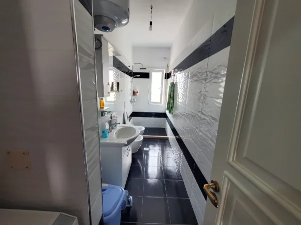 Tirane, shitet apartament 3+1 Kati 4, 260 m² 227.000 € (Fresku)