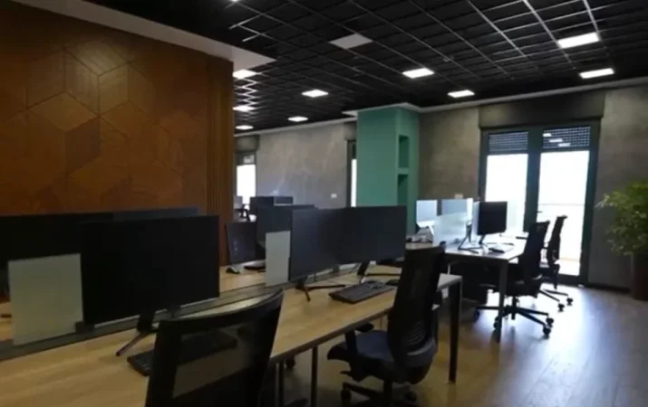 Tirane, jepet me qera zyre Kati 8, 200 m² 4.000 € (BLLOKU)