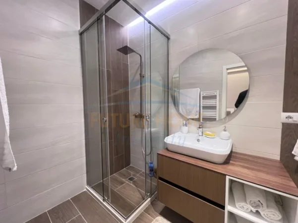 Tirane, jepet me qera 3+1+Ballkon Kati 7, 174 m² 2.000 € (SHKOLLA E KUQE)