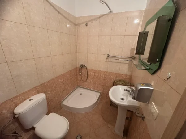 Tirane, jepet me qera apartament 2+1+Ballkon Kati 1, 120 m² 500 € (Teodor keko)