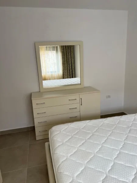 Tirane, jepet me qera apartament 1+1 Kati 2, 55 m² 400 € (Oxhaku)