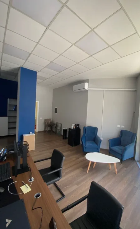 Tirane, jepet me qera zyre Kati 0, 50 m² 750 € (21 DHJETORI)