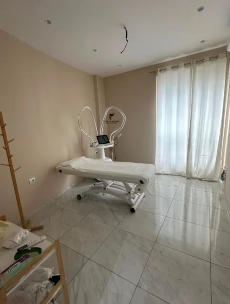 Tirane, jepet me qera zyre Kati 6, 70 m² 650 € (KOMUNA E PARISIT)