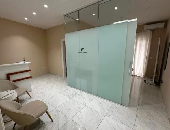 Tirane, jepet me qera zyre Kati 6, 70 m² 650 € (KOMUNA E PARISIT)