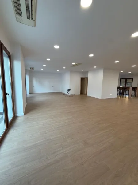 Tirane, jepet me qera zyre Kati 2, 180 m² 2.500 € (DELIJORGJI)