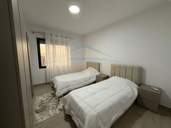 Tirane, jepet me qera apartament 2+1+2+PARKIM , Kati 7, 95 m² 1.100 € (PAZARI I RI , Prane Shkolles Kuqe)