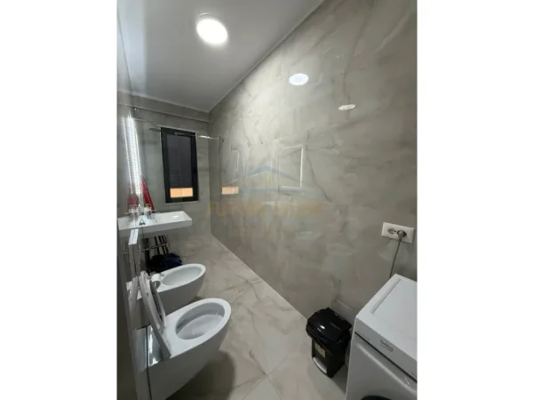 Tirane, jepet me qera apartament 2+1+2+PARKIM , Kati 7, 95 m² 1.100 € (PAZARI I RI , Prane Shkolles Kuqe)