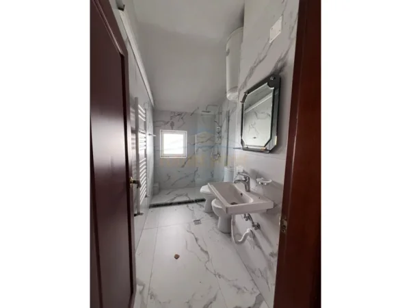 Tirane, jepet me qera zyre Kati 3, 98 m² 1.000 € (BLLOKU)