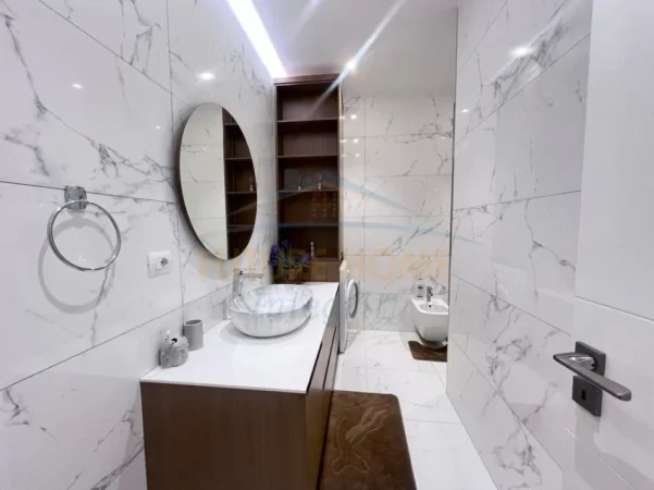 Tirane, jepet me qera apartament 3+1+2+2 Parkime, Kati 7, 175 m² 2.000 € (PAZARI I RI , Shkolla e Kuqe)