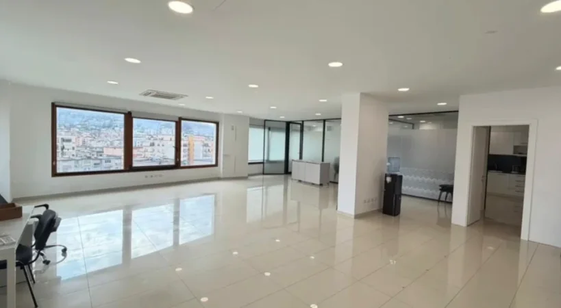 Tirane, jepet me qera zyre Kati 6, 190 m² 2.500 € (DELIJORGJI)