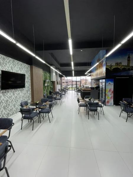 Tirane, jepet me qera lokal Kati 0, 141 m² 1.100 € (5 MAJI)