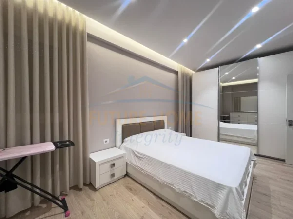 Tirane, jepet me qera apartament 3+1 Kati 7, 175 m² 2.000 € (SHKOLLA E KUQE)