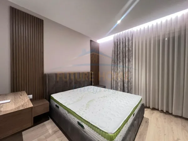 Tirane, jepet me qera apartament 3+1 Kati 7, 175 m² 2.000 € (SHKOLLA E KUQE)