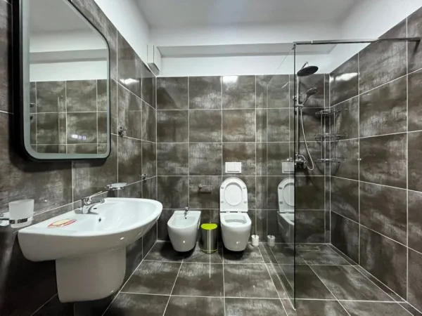 Tirane, jepet me qera apartament 1+1 Kati 2, 85 m² 800 € (Rruga Besim Imami)