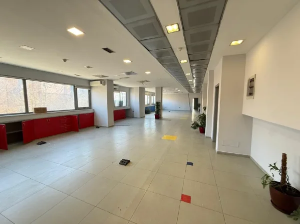 Tirane, jepet me qera zyre Kati 2, 916 m² 18.000 € (Rruga e KAvajes)
