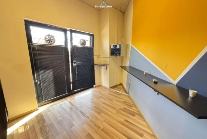 Tirane, jepet me qera zyre Kati 2, 192 m² 2.100 € (Rruga e Kavajes)