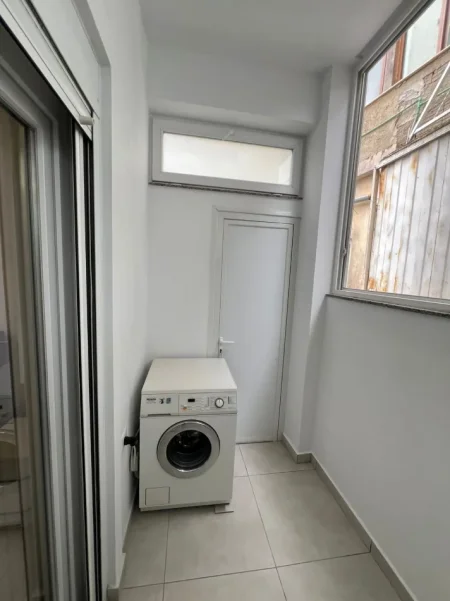 Tirane, jepet me qera apartament 1+1 Kati 2, 60 m² 330 € (3 Vellezerit Kondi)