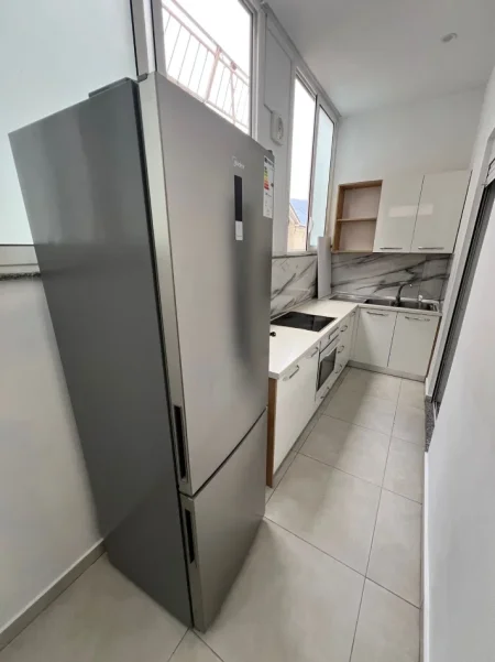 Tirane, jepet me qera apartament 1+1 Kati 2, 60 m² 330 € (3 Vellezerit Kondi)