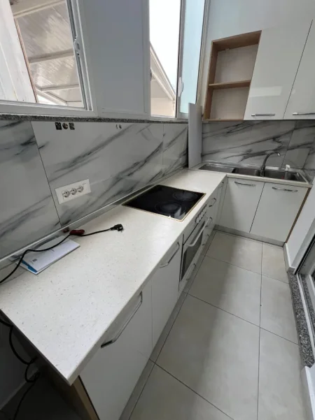 Tirane, jepet me qera apartament 1+1 Kati 2, 60 m² 330 € (3 Vellezerit Kondi)