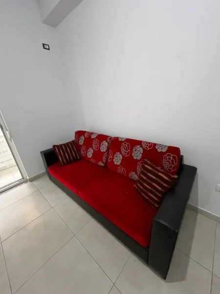 Tirane, jepet me qera apartament 1+1 Kati 2, 60 m² 330 € (3 Vellezerit Kondi)