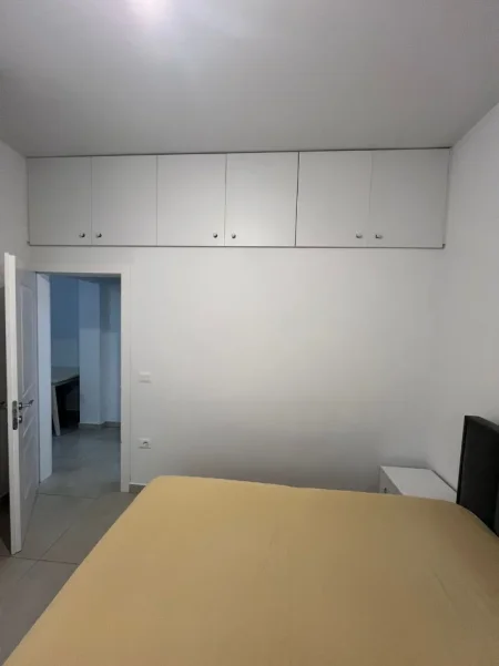 Tirane, jepet me qera apartament 1+1 Kati 2, 60 m² 330 € (3 Vellezerit Kondi)