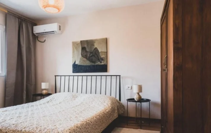 Tirane, jepet me qera apartament 1+1 Kati 4, 59 m² 650 € (Rruga Fortuzi)