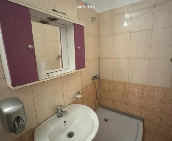 Tirane, jepet me qera apartament 2+1 Kati 1, 120 m² 520 € (Rruga Teodor Keko)