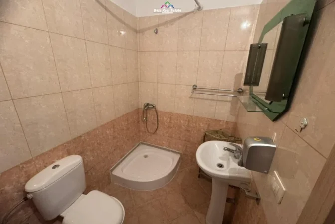 Tirane, jepet me qera apartament 2+1 Kati 1, 120 m² 520 € (Rruga Teodor Keko)