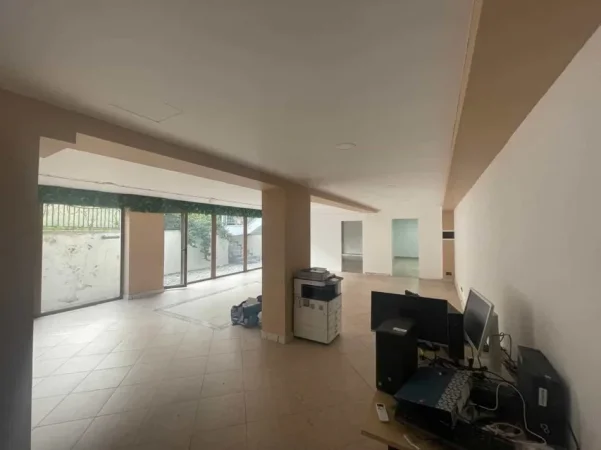 Tirane, jepet me qera dyqan Kati 0, 165 m² 1.600 € (Rruga Fadil Rada)