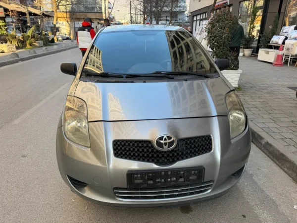 Tirane, shes makine Toyota Yaris Nafte, gri e erret tiptronik Kondicioner 4.000 €