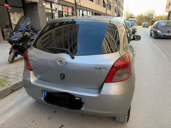Tirane, shes makine Toyota Yaris Nafte, gri e erret tiptronik Kondicioner 4.000 €