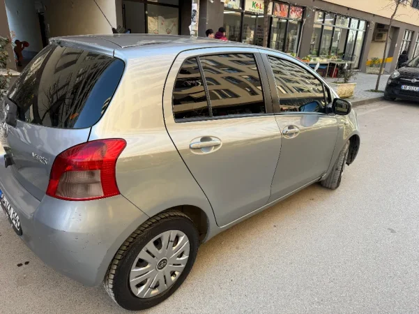Tirane, shes makine Toyota Yaris Nafte, gri e erret tiptronik Kondicioner 4.000 €