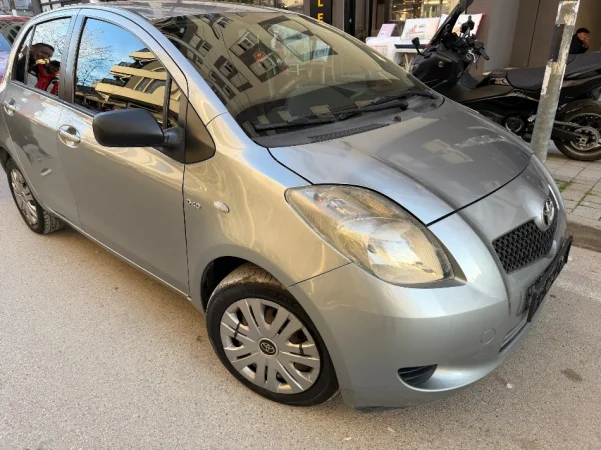 Tirane, shes makine Toyota Yaris Nafte, gri e erret tiptronik Kondicioner 4.000 €