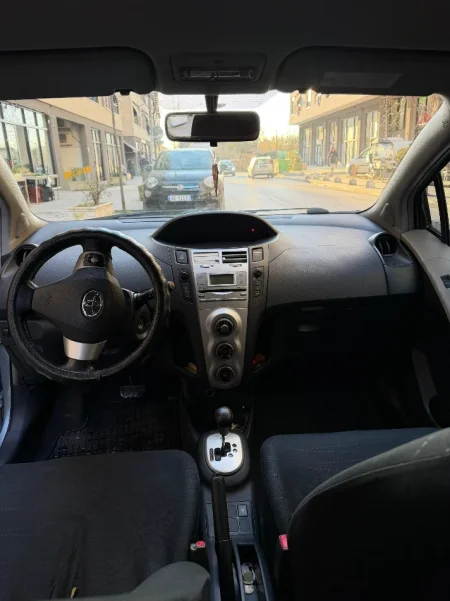 Tirane, shes makine Toyota Yaris Nafte, gri e erret tiptronik Kondicioner 4.000 €
