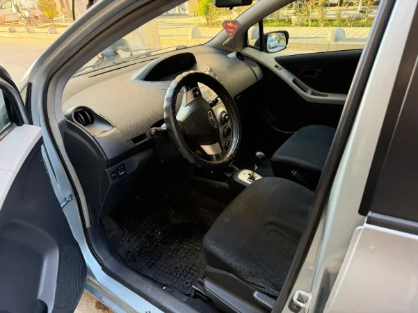 Tirane, shes makine Toyota Yaris Nafte, gri e erret tiptronik Kondicioner 4.000 €