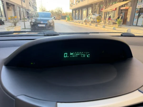 Tirane, shes makine Toyota Yaris Nafte, gri e erret tiptronik Kondicioner 4.000 €