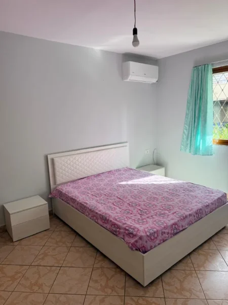 Tirane, jepet me qera apartament 2+1 Kati 1, 550 € (ish parku i autobusave)
