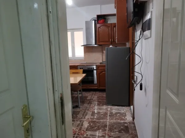 Tirane, jepet me qera Vile 1+1 Kati 3, 40 m² 400 € (Rruga 5 Maj, pranë Concord Center.)