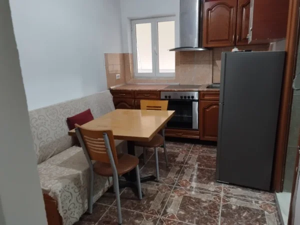 Tirane, jepet me qera Vile 1+1 Kati 3, 40 m² 400 € (Rruga 5 Maj, pranë Concord Center.)