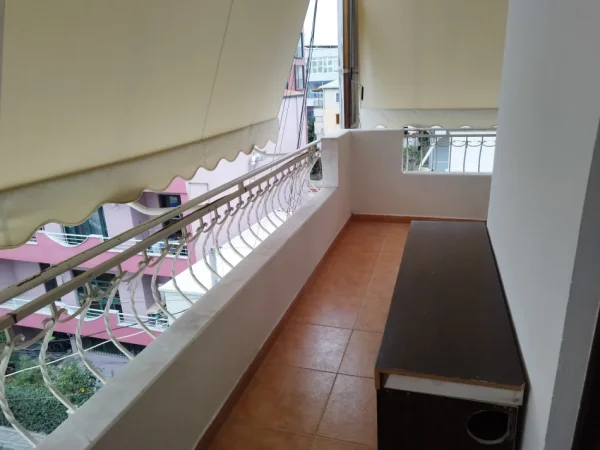 Tirane, jepet me qera Vile 1+1 Kati 3, 40 m² 400 € (Rruga 5 Maj, pranë Concord Center.)