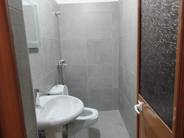 Tirane, jepet me qera Vile 1+1 Kati 3, 40 m² 400 € (Rruga 5 Maj, pranë Concord Center.)