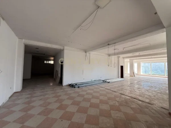 Tirane, jepet me qera ambjent biznesi Kati 1, 300 m² 2.000 € (Brryli)