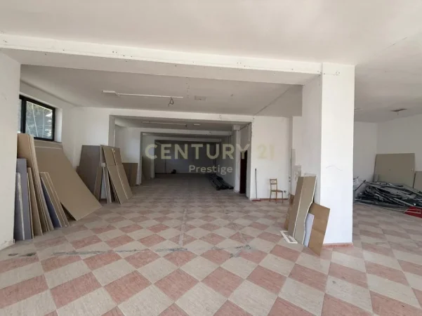Tirane, jepet me qera ambjent biznesi Kati 1, 300 m² 2.000 € (Brryli)