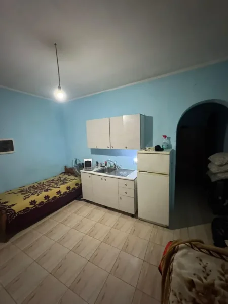 Tirane, jepet me qera garsonier 1+1 Kati 2, 35 m² (Pran Pallatit me Shigjeta)